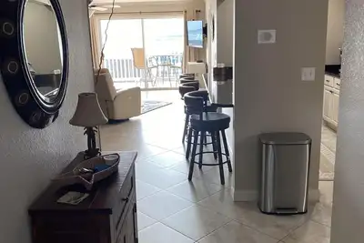 Image de Stunning, updated lakefront 2-bedroom condo. Very Close to Shootout Race! !
