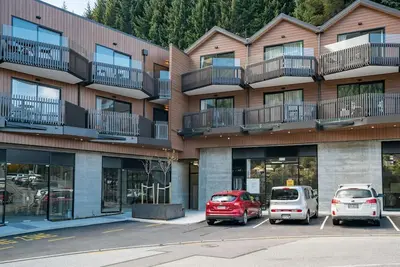 Image de 10 minute walk to Queenstown Downtown!