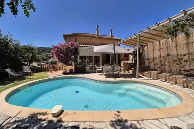 Image de Maison de charme avec piscine, climatisée, Wifi, à deux pas du port et des plages