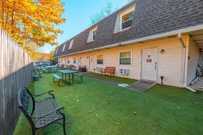 Image de 3 Townhomes near Hiking & Fun! *Fireplace*Patio*