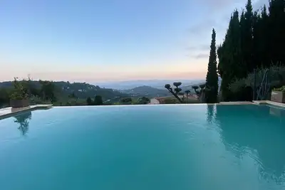 Image de Escape to a romantic hideaway - swim in a scenic pool - unwind in nature