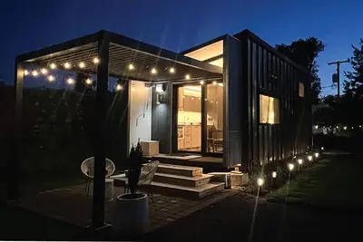 Image de Elm Street Studio, Artful Luxury Tiny Cabin | 2 Queen Beds | Private Garden | Great location | View