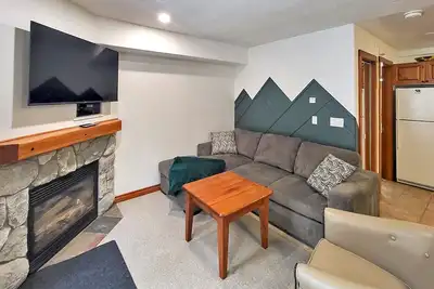 Image de Cozy Studio Unit Next to Rink and Village and Easy Ski Access with Private Hot Tub