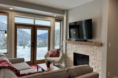 Image de Modern Open Concept 2 bedroom Ski In/Ski Out Bottom Floor Unit!