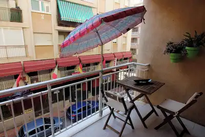 Image de Large Terrace two blocks from the Beach