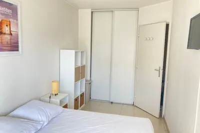 Image de F2 rénové 200 mètres de la mer avec piscine grande terrasse parking tout à pied