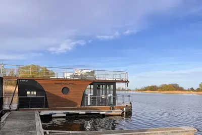 Image de Vacation in a floating vacation home in the middle of nature,