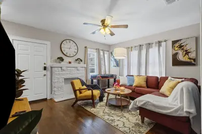 Image de This is Your Home Away From Home! Very Comfy 2bd!