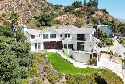 Image de Luxe 4-bedroom Sierra Madre Hilltop Escape