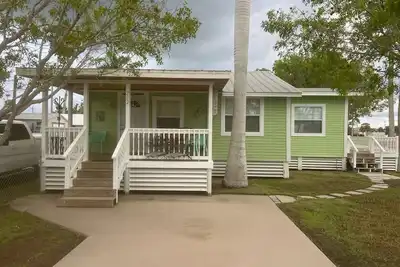 Image de Newly Refurbished Home in the middle of Everglades City with Fishing from Dock