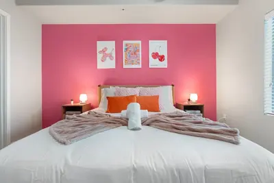 Image de Designer Pink Oasis Sky Lounge, Pool & Near Asu