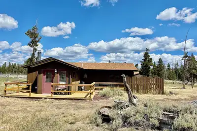 Image de Escape to the Choosey Moose Cabin in the mountains of Dubois, Wy