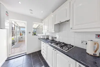 Image de Bright 2-Bed House with Dining Room, 2 Lounges & Private Garden