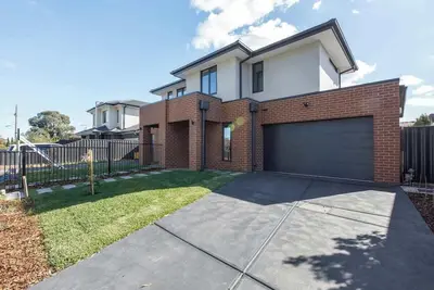 Image de Modern Comfort in Avondale Heights Family Home