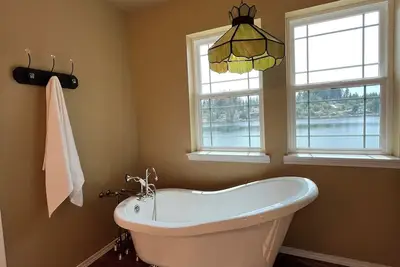 Image de Spacious 6-bedroom house on Clear Lake with Hot Tub!