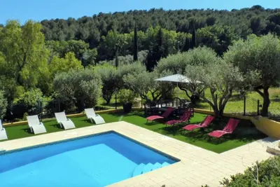 Image de Maison lumineuse avec jardin et piscine privée