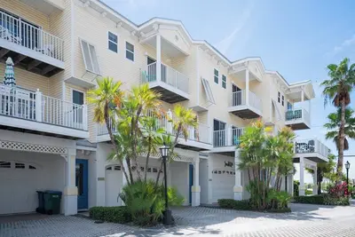Image de Wonderful townhouse located directly between the beach and the bay. Watch the sunsets off the balco
