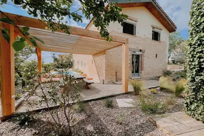 Image de La Maison des Pierres Blondes, maison de vacances Ă la campagne!