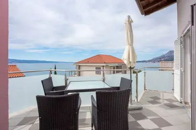 Image de Appartement d'une chambre avec la terrasse et la vue sur le mer Nemira, Omis (A-2781-a)