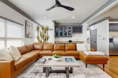 Image de Luxury 3br Townhouse with Rooftop Terrace - Walk to Uptown - Private Garage