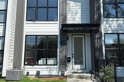 Image de Stunning Townhome, beautiful and cozy! Bbq/Fitness/Office space/Music space