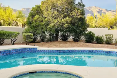 Image de Yellow House:  Modern Luxe Charm- Heated Pool & Spa