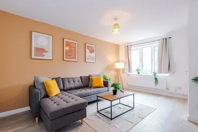 Image de Modern 3 bedroom home - driveway parking for two vehicles