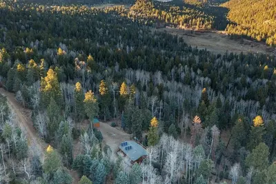 Image de Rustic 2br solar cabin near Taos — unplug, unwind, and enjoy the views.