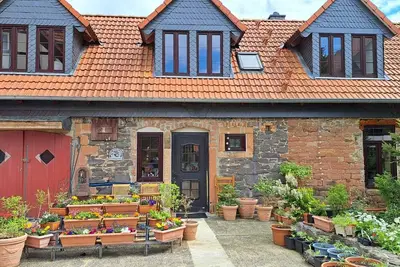 Image de Cozy vacation apartment with beautiful garden, various seating options & barbecue