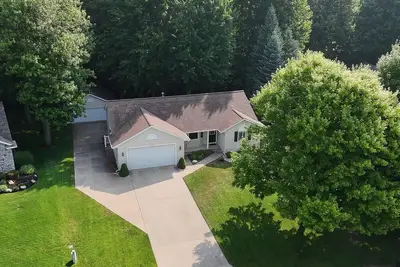 Image de Beautifully situated home in a central, convenient location