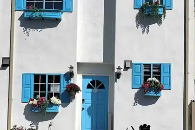 Image de In town & Walk To Beach. \nA 2-Story, 986 sq ft family & pet friendly townhome.