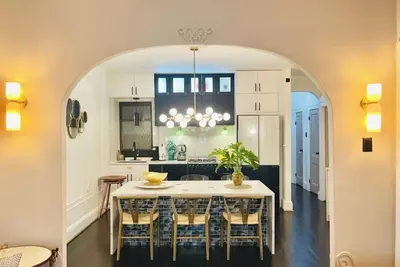 Image de Historic Astoria Home - Charming Decor, Modern comfort!