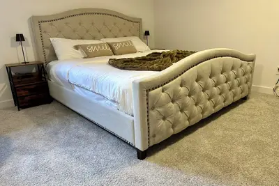 Image de Spacious Basement Suite - Private Bath - King Bed - Free Parking - Self Check in