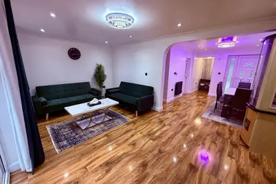 Image de Spacious 3br|Contractor-ready|Parking x3|Sleeps x8