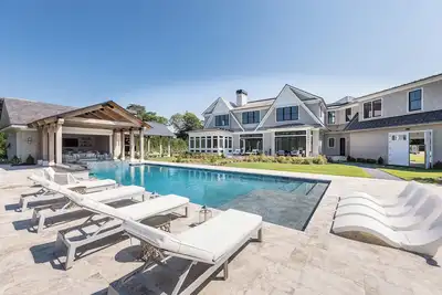 Image de A Hampton resort lifestyle with private vineyard