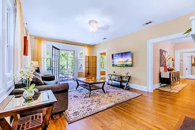 Image de Vandelia Retreat – Walk to Oak Lawn Shops & Dining