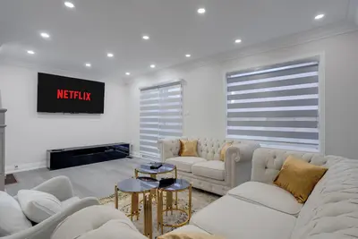 Image de Cozy & Safe Vaughan rental with Fast Internet & Workspace near Wonderland