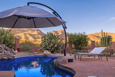 Image de 2 King, 2 Queen w/Pool & Jacuzzi. Private Mountain and Stargazing Views