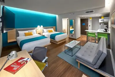 Image de Perfect for Groups: 2-Room Stay Near Airport + Pool, Free Shuttle & Breakfast