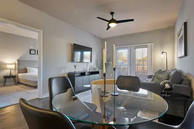 Image de Stylish, Cozy 2bd Apt Near Dt Clayton | Pool | Gym