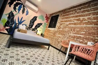 Image de 5. 1 Historic Urban Living w/ Parking + Generator