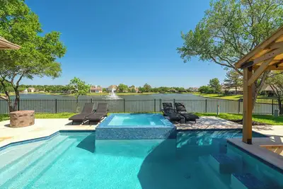 Image de Stunning Lake house Heated Pool and Infinity Spa