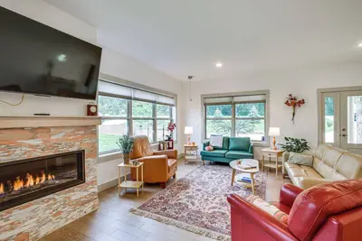 Image de < 1 Mi to Dtwn Pine Island: Updated Home w/ Yard!