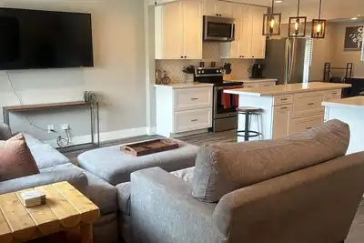 Image de Comfy & Cozy - walk to Water Street!