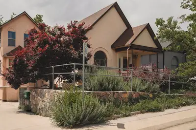 Image de Funky 4-bedroom house in Denver with Lightrail Access