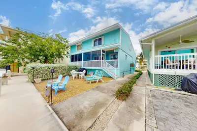 Image de Canal-front duplex with Cabana Club membership, private dock, canal views, grill