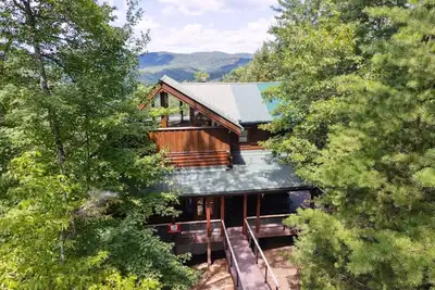 Image de The Cabin - 2 Bedroom with Breathtaking Mountain Views! Hot Tub, and Game Room