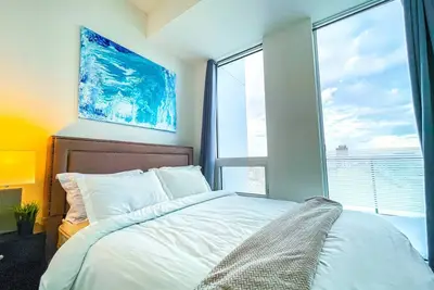 Image de Luxury Corner View Penthouse Downtown Markham