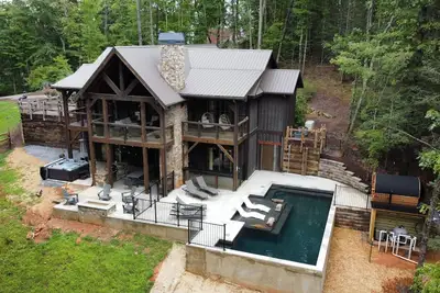 Image de Heated pool, barrel sauna, hot tub, treetop playground, 4 king suites, Luxury!