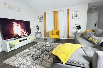 Image de Every Event's Steps Away! Enjoy easy access 2 Arlington’s Entertainment District